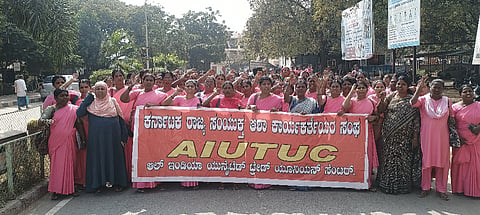 ಬಳ್ಳಾರಿಯ ಡಿಎಚ್‌ಒ ಕಚೇರಿ ಮುಂಭಾಗದಲ್ಲಿ ಕರ್ನಾಟಕ ರಾಜ್ಯ ಸಂಯುಕ್ತ ಆಶಾ ಕಾರ್ಯಕರ್ತೆಯರ ಸಂಘದಿಂದ ಪ್ರತಿಭಟನೆ ನಡೆಯಿತು. ಜಿಲ್ಲಾಧ್ಯಕ್ಷ ಎ.ಶಾಂತ, ಪದಾಧಿಕಾರಿಗಳಾದ ಎಂ.ಗೀತ, ಮಾಣಿಕ್ಯಮ್ಮ, ವಸಂತಮ್ಮ, ರೇಷ್ಮಾ, ಶಾಂತಮ್ಮ, ಹನುಮಂತಮ್ಮ, ಉಮಾದೇವಿ, ಅನಂತಲಕ್ಷ್ಮೀ, ಶಶಿಕಲಾ, ಎರೆಮ್ಮ ಇದ್ದರು.