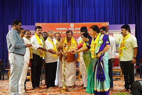 ಬಳ್ಳಾರಿಯಲ್ಲಿ ಆಯೋಜಿಸಿದ್ದ ಮಹಾಯೋಗಿ ವೇಮನ ಜಯಂತಿ ಕಾರ್ಯಕ್ರಮವನ್ನು ಮೇಯರ್ ಪಿ.ಗಾದೆಪ್ಪ ಉದ್ಘಾಟಿಸಿದರು. ರೆಡ್ಡಿ ಜನಸಂಘದ ಜಿಲ್ಲಾಧ್ಯಕ್ಷ ಎನ್.ಪ್ರತಾಪ್‌ರೆಡ್ಡಿ, ತಹಸೀಲ್ದಾರ್ ಶಾಷಾವಲಿ, ಜಿಲ್ಲಾ ಸರ್ಜನ್ ಡಾ.ಎನ್.ಬಸರೆಡ್ಡಿ, ಕನ್ನಡ ಮತ್ತು ಸಂಸ್ಕೃತಿ ಇಲಾಖೆಯ ಸಹಾಯಕ ನಿರ್ದೇಶಕ ಬಿ.ನಾಗರಾಜ ಇತರರಿದ್ದರು.