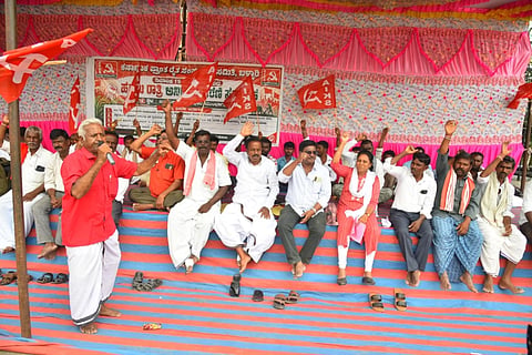 ಬಳ್ಳಾರಿಯ ಡಿಸಿ ಕಚೇರಿ ಮುಂಭಾಗದಲ್ಲಿ  ನಾನಾ ಬೇಡಿಕೆಗಳ ಈಡೇರಿಕೆಗೆ ಆಗ್ರಹಿಸಿ, ಕರ್ನಾಟಕ ಪ್ರಾಂತ ರೈತ ಸಂಘದಿಂದ ಅಹೋರಾತ್ರಿ ಧರಣಿ ನಡೆಯಿತು. ಸಂಘಟನೆ ಪದಾಧಿಕಾರಿಗಳಾದ ವಿ.ಎಸ್. ಶಿವಶಂಕರ, ವಿ.ಮಾರುತಿ, ಜೆ.ಎಂ.ಚನ್ನಬಸಯ್ಯ, ಎಂ. ಖಲಂದರ್ ಬಾಷಾ,  ಪಂಪನಗೌಡ, ದುರುಗಪ್ಪ, ಸುಜಾತಮ್ಮ  ಇತರರಿದ್ದರು. ===