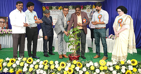 ಬಳ್ಳಾರಿಯ ವಿಎಸ್‌ಕೆ ವಿವಿಯಲ್ಲಿ ಆಯೋಜಿಸಿದ್ದ ಪ್ರಬುದ್ಧ ಭಾರತ ಅಂತರಾಷ್ಟ್ರೀಯ ಸಮ್ಮೇಳನವನ್ನು ಬೇಸ್ ವಿಶ್ವವಿದ್ಯಾಲಯದ ಕುಲಪತಿ ಪ್ರೊ.ವಿಶ್ವನಾಥ ಉದ್ಘಾಟಿಸಿದರು. ವಿಎಸ್‌ಕೆ ವಿವಿ ಕುಲಪತಿ ಪ್ರೊ.ಎಂ.ಮುನಿರಾಜು, ಚಿತ್ರನಟ ಚೇತನಕುಮಾರ, ಮೌಲ್ಯಮಾಪನ ಕುಲಸಚಿವ ಎನ್.ಎಂ.ಸಾಲಿ, ಲೆಕ್ಕಪತ್ರ ಇಲಾಖೆಯ ನಿ.ಹೆಚ್ಚುವರಿ ನಿರ್ದೇಶಕ ಶಿವರುದ್ರಪ್ಪ, ಪ್ರೊ.ಜೆ.ತಿಪ್ಪೇರುದ್ರಪ್ಪ, ಪ್ರೊ.ಗೌರಿ ಮಾಣಿಕ್ ಮಾನಸ ಇದ್ದರು.