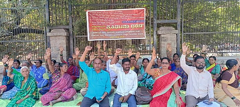 ಬಳ್ಳಾರಿಯ ಡಿಸಿ ಕಚೇರಿ ಮುಂಭಾಗದಲ್ಲಿ ರಾಜ್ಯ ದೇವದಾಸಿ ಮಹಿಳೆಯರ ವಿಮೋಚನಾ ಸಂಘದಿಂದ ಪ್ರತಿಭಟನೆ ನಡೆಯಿತು. ಸಂಘದ ಜಿಲ್ಲಾಧ್ಯಕ್ಷೆ ಈರಮ್ಮ, ಪದಾಧಿಕಾರಿಗಳಾದ, ಮಾರಮ್ಮ, ಹುಲಿಗೆಮ್ಮ, ಎ.ಸ್ವಾಮಿ, ವೀರೇಶ್ ಇತರರಿದ್ದರು.