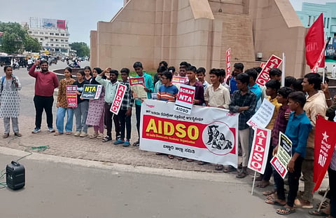 ಬಳ್ಳಾರಿಯ ಗಡಿಗಿ ಚನ್ನಪ್ಪ ವೃತ್ತದಲ್ಲಿ ನೀಟ್ ಪ್ರಶ್ನೆ ಪತ್ರಿಕೆಯ ಸೋರಿಕೆ ಖಂಡಿಸಿ ಎಐಡಿಎಸ್‌ಒ ಸಂಘಟನೆಯಿಂದ ಪ್ರತಿಭಟನೆ ನಡೆಯಿತು. ಸಂಘಟನೆಯ ಜಿಲ್ಲಾಧ್ಯಕ್ಷ ಕೆ.ಈರಣ್ಣ, ಪದಾಧಿಕಾರಿಗಳಾದ ಕಂಬಳಿ ಮಂಜುನಾಥ,  ಶಾಂತಿ, ಅನುಪಮಾ, ಕಾಂತೇಶ್,ತಿಪ್ಪೇಸ್ವಾಮಿ, ಶಿವಕುಮಾರ್, ರಾಜಶೇಖರ್, ಅಂಜಲಿ ಇದ್ದರು.