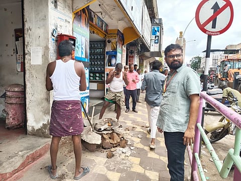 ಬಳ್ಳಾರಿಯ ಬೆಂಗಳೂರು ರಸ್ತೆಯಲ್ಲಿ ಒತ್ತುವರಿಯಾಗಿದ್ದ ಪುಟ್‌ಪಾತ್ ತೆರವು ಕಾರ್ಯಾಚರಣೆ ನಡೆಯಿತು. ಪಾಲಿಕೆ ಇಂಜನಿಯರ್ ಮುನಾಫ್ ಪಟೇಲ್ ಇದ್ದರು.