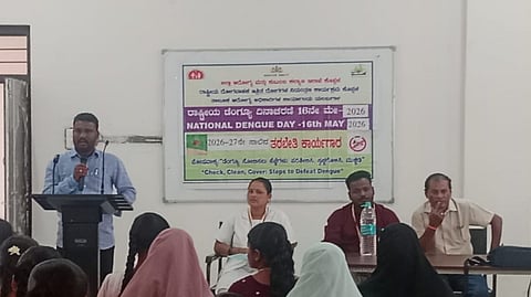 ಯಲಬುರ್ಗಾ ತಾಲೂಕಿನ ಗುನ್ನಾಳದಲ್ಲಿ ಹಮ್ಮಿಕೊಂಡಿದ್ದ ಡೆಂೆ ನಿಯಂತ್ರಣ ಜಾಗೃತಿ ಕಾರ್ಯಕ್ರಮದಲ್ಲಿ ತಾಲೂಕು ಆರೋಗ್ಯ ನಿರೀಕ್ಷಣಾಧಿಕಾರಿ ಶಂಕ್ರಯ್ಯ ಪುರಾಣಿಕ ಮಾತನಾಡಿದರು. ವಾರ್ಡನ್ ಶಂಕರ ಸಕ್ರಿ, ಆರೋಗ್ಯ ಸಿಬ್ಬಂದಿ ಮಲ್ಲಯ್ಯ, ಕಾವೇರಿ ಅಕ್ಕಸಾಲಿಗರ, ಕೆ.ಎಂ. ಪಾಲಜ್ಜಯ್ಯ ಇದ್ದರು.