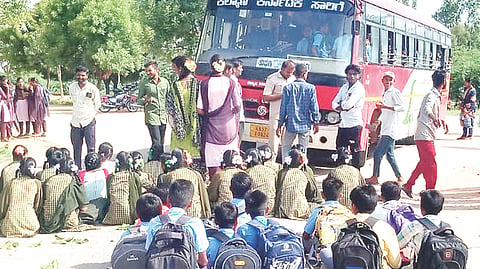 ಯಲಬುರ್ಗಾ ತಾಲೂಕಿನ ಕಲಭಾವಿ ಕ್ರಾಸ್‌ನಲ್ಲಿ ವಿದ್ಯಾರ್ಥಿಗಳು ಬಸ್ ಸಂಚಾರ ತಡೆದು ಪ್ರತಿಭಟನೆ ನಡೆಸಿದರು.