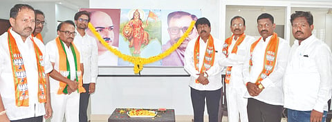 ಯಾದಗಿರಿ ಜಿಲ್ಲಾ ಬಿಜೆಪಿ ಕಚೇರಿಯಲ್ಲಿ ಮಾಧ್ಯಮ ಸಂವಾದ ಮುನ್ನ ಬಿಜೆಪಿ ಸಂಸ್ಥಾಪಕ ಸಂಟಿಕ ನಾಯಕರುಗಳಿಗೆ ಎಂಎಲ್​ಸಿ ಶಶೀಲ್​ ನಮೋಶಿ ಪುಷ್ಪನಮನ ಸಲ್ಲಿಸಿದರು. ಮಹೇಶರಡ್ಡಿ ಮುದ್ನಾಳ್​, ದೇವಿಂದ್ರನಾಥ ನಾದ್​, ಪರಶುರಾಂ ಕುರಕುಂದಾ, ಸಿದ್ದಾಮರೆಡ್ಡಿ ಬಲಕಲ್​, ಶಿವರಾಜ ದೇಶಮುಖ ಇತರರಿದ್ದರು.