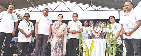ಶಹಾಪುರದ ಎಸ್​ಎಂಸಿ ಜೈನ್​ ಶಾಲೆಯಲ್ಲಿ ಶುಕ್ರವಾರ ಆಯೋಜಿಸಿದ್ದ ಯೋಗ ಸಪ್ತಾಹ ಶಿಬಿರದ ಸಮಾರೋಪದಲ್ಲಿ ನರಸಿಂಹ ವೈದ್ಯ, ಡಾ.ಇಂದಿರಾ ಉಪ್ಪಿನ್​, ಮಾಂಗಿಲಾಲ್​ ಜೈನ್​, ಶಿವಕುಮಾರ, ವೀರೇಶ ಇತರರಿದ್ದರು.