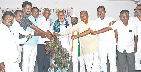 ಯಾದಗಿರಿಯಲ್ಲಿ ಶುಕ್ರವಾರ ಆಯೋಜಿಸಿದ್ದ ಕಾಂಗ್ರೆಸ್​ ನಡೆ ಮತ ರಣೆ ಕಡೆ ಕಾರ್ಯಕ್ರಮವನ್ನು ಶಾಸಕ ಚನ್ನಾರಡ್ಡಿ ಪಾಟೀಲ್​ ತುನ್ನೂರ ಉದ್ಘಾಟಿಸಿದರು. ನಗರ ಬ್ಲಾಕ್​ ಕಾಂಗ್ರೆಸ್​ ಅಧ್ಯಕ್ಷ ಮಲ್ಲಿಕಾರ್ಜುನ ಈಟೆ, ಗ್ರಾಮೀಣ ಬ್ಲಾಕ್​ ಅಧ್ಯ ಲ್ಮಾರೆಡ್ಡಿ, ಯುಡಾ ಅಧ್ಯ ಬಾಬುರಾವ ಕಾಡ್ಲೂರ ಇತರರಿದ್ದರು.