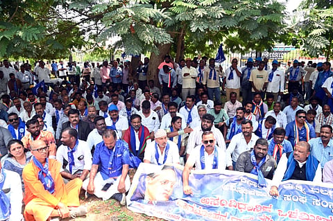 ಹಳೇ ಮೀಸಲಾತಿ ಪದ್ಧತಿ ಜಾರಿಗೆ ಆಗ್ರಹಿಸಿ ಬಲಗೈ ಜಾತಿಗಳ ಒಕ್ಕೂಟದಿಂದ ನಗರದಲ್ಲಿ ಪ್ರತಿಭಟನೆ ನಡೆಯಿತು