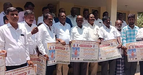 ತಿ.ನರಸೀಪುರ ಪಟ್ಟಣದ ಕಬಿನಿ ಅತಿಥಿ ಗೃಹದಲ್ಲಿ ಜಿಲ್ಲಾ ಮಟ್ಟದ ಶ್ರೀ ಭಗೀರಥ ಜಯಂತಿ ಕಾರ್ಯಕ್ರಮದ ಪೋಸ್ಟರನ್ನು ಬಿಡುಗಡೆ ಮಾಡಲಾಯಿತು. ಕರಳಾಪುರ ನಾಗರಾಜು, ಎಂ.ಸೋಮಣ್ಣ, ಸಿದ್ಧಪ್ಪಸ್ವಾಮಿ, ಸಿದ್ಧಶೆಟ್ಟಿ, ಮಹದೇವಶೆಟ್ಟಿ, ಆರ್. ಮಾದೇಶ್, ರಾಜೇಶ್ ಮೂರ್ತಿ ಇತರರು ಇದ್ದರು.