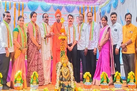 ಆನವಟ್ಟಿ ಸಮೀಪದ ಕಮನವಳ್ಳಿ ಗ್ರಾಮದಲ್ಲಿ ಹಮ್ಮಿಕೊಂಡಿದ್ದ ಸಾಮೂಹಿಕ ಶ್ರೀ ಸತ್ಯನಾರಾಯಣ ಪೂಜೆ ಮತ್ತು ಧಾರ್ಮಿಕ ಸಭಾ ಕಾರ್ಯಕ್ರಮವನ್ನು ಶ್ರೀ ಮಹಾಂತ ಸ್ವಾಮೀಜಿ ಉದ್ಘಾಟಿಸಿದರು. ಎಂ.ದಿನೇಶ್, ಭರಮಪ್ಪ ಗೌಡ ಪಾಟೀಲ್, ರುದ್ರಪ್ಪ ಕಡ್ಲೇರ್, ಸುಧಾ ಶಿವಪ್ರಸಾದ್, ಜಯಂತಿ ಇತರರಿದ್ದರು.