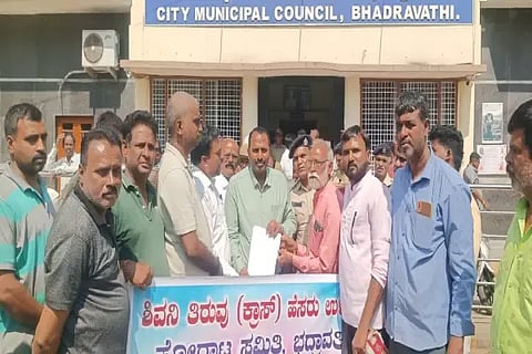 ಭದ್ರಾವತಿ ಶಿವನಿ ವೃತ್ತದಲ್ಲಿ ಅಳವಡಿಸಿರುವ ಮದರ್ ತೆರೇಸಾ ವೃತ್ತ ಎಂಬ ನಾಮಫಲಕವನ್ನು ತೆರವುಗೊಳಿಸುವಂತೆ ಒತ್ತಾಯಿಸಿ ಸ್ಥಳೀಯರು ಪೌರಾಯುಕ್ತ ಕೆ.ಎನ್.ಹೇಮಂತ್ ಅವರಿಗೆ ಮನವಿ ಸಲ್ಲಿಸಿದರು. ಚಂದ್ರು, ಭಾನುಪ್ರಕಾಶ್, ವೇಲು, ಮುನಿರಾಜ್ ಗುರೂಜಿ ಇತರರಿದ್ದರು.