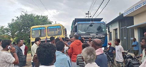Dust in the village due to unscientific movement of vehicles: Heggadagere villagers protest by stopping lorries.