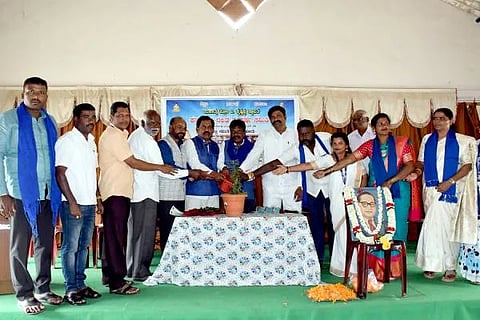 ಚಿಕ್ಕಮಗಳೂರು ಸ್ಕೌಟ್ಸ್ ಭವನದಲ್ಲಿ ಬುಧವಾರ ದಲಿತ ಸಂಘರ್ಷ ಸಮಿತಿ ಜಿಲ್ಲಾ ಘಟಕದಿಂದ ಆಯೋಜಿಸಿದ್ದ ಸಮ ಸಮಾಜದ ಕಡೆ ನಮ್ಮ ನಡೆ ಎಂಬ ಜಿಲ್ಲಾ ಮಟ್ಟದ ವಿಚಾರ ಸಂಕಿರಣ ಮತ್ತು ನೂತನ ಪದಾಧಿಕಾರಿಗಳ ಪದಗ್ರಹಣ ಕಾರ್ಯಕ್ರಮವನ್ನು ಸಸಿಗೆ ನೀರೆರೆಯುವ ಮೂಲಕ ಡಿಎಸ್‌ಎಸ್ ರಾಜ್ಯ ಸಂಚಾಲಕ ಟಿ.ಎನ್.ವೆಂಕಟೇಶ್ ಉದ್ಘಾಟಿಸಿದರು.