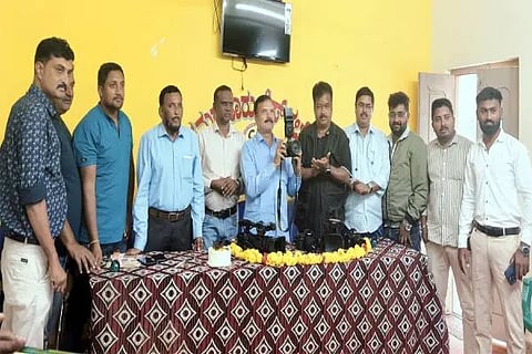 ಚಿಕ್ಕಮಗಳೂರು ಪ್ರೆಸ್‌ಕ್ಲಬ್‌ನಲ್ಲಿ ನಡೆದ ವಿಶ್ವ ಛಾಯಾಗ್ರಹಣ ದಿನಾಚರಣೆಯನ್ನು ಪ್ರೆಸ್‌ಕ್ಲಬ್ ಅಧ್ಯಕ್ಷ ಚಂದ್ರೇಗೌಡ ಫೋಟೋ ಕ್ಲಿಕ್ಕಿಸುವ ಮೂಲಕ ಉದ್ಘಾಟಿಸಿದರು. ಎನ್.ಕೆ.ಗೋಪಿ, ಎನ್. ಮೂರ್ತಿ, ಕಿಶೋರ್, ಸಿ.ಪ್ರಕಾಶ್, ಪುನೀತ್ ಮತ್ತಿತರರಿದ್ದರು.