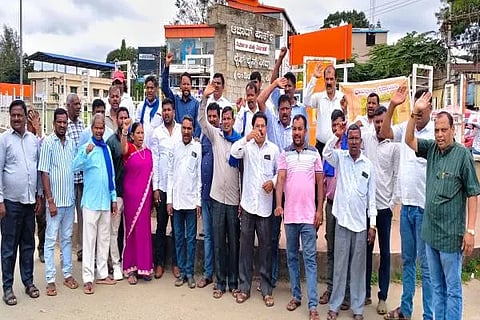 ಚಿಕ್ಕಮಗಳೂರು ಆಜಾದ್ ಪಾರ್ಕ್ ವೃತ್ತದಲ್ಲಿ ಪ್ರತಿಭಟನೆ ನಡೆಸಿದ ದಲಿತ ಸಂಘಟನೆಗಳ ಒಕ್ಕೂಟದ ಮುಖಂಡರು ಎಐಸಿಸಿ ಅಧ್ಯಕ್ಷ ಮಲ್ಲಿಕಾರ್ಜುನ್ ಖರ್ಗೆ ಅವರು ಭಾಷಣ ಮಾಡಿದ ಸ್ಥಳವನ್ನು ಮನುವಾದಿಗಳು ಶುದ್ಧೀಕರಿಸುವ ಮೂಲೊಕ ದಲಿತ ಸಮಾಜಕ್ಕೆ ಅಪಮಾನ ಮಾಡಿದ್ದಾರೆ ಎಂದು ಆಕ್ರೋಶ ವ್ಯಕ್ತಪಡಿಸಿದರು. ಮರ್ಲೆ ಅಣ್ಣಯ್ಯ, ದಂಟರಮಕ್ಕಿ ಶ್ರೀನಿವಾಸ್, ಪೂರ್ಣೇಶ್ ಇಂದಾವರ, ಚೌಡಪ್ಪ, ಮಂಜಯ್ಯ ಬಾಚಿಗನಹಳ್ಳಿ ಮತ್ತಿತರರಿದ್ದರು.