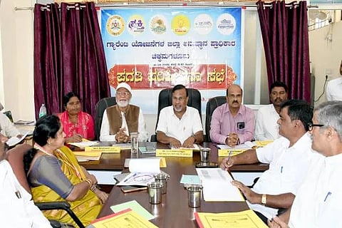 ಚಿಕ್ಕಮಗಳೂರಿನ ಜಿಲ್ಲಾ ಪಂಚಾಯತ್‌ನ ಪಂಚ ಗ್ಯಾರಂಟಿ ಯೋಜನೆಗಳ ಅನುಷ್ಠಾನ ಪ್ರಾಧಿಕಾರದ ಕಚೇರಿಯಲ್ಲಿ ಜಿಲ್ಲಾ ಗ್ಯಾರಂಟಿ ಪ್ರಾಧಿಕಾರದ ಅಧ್ಯಕ್ಷ ಎಂ.ಸಿ.ಶಿವಾನAದಸ್ವಾಮಿ ಅಧ್ಯಕ್ಷತೆಯಲ್ಲಿ ಗ್ಯಾರಂಟಿ ಪ್ರಾಧಿಕಾರದ ಪ್ರಗತಿ ಪರಿಶೀಲನಾ ಸಭೆ ನಡೆಯಿತು. ಎಸ್.ಎನ್.ಮಂಜುನಾಥ್, ಹವ್ವಳ್ಳಿ ಕೃಷ್ಣೇಗೌಡ, ಸಮೀವುಲ್ಲಾ, ಚಂದ್ರಮೌಳಿ ಮತ್ತಿತರರಿದ್ದರು.