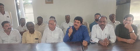 ಚನ್ನಪಟ್ಟಣದಲ್ಲಿ ಹಮ್ಮಿಕೊಂಡಿದ್ದ ಸುದ್ದಿಗೋಷ್ಠಿಯಲ್ಲಿ ಶಾಸಕ ಸಿ.ಪಿ.ಯೋಗೇಶ್ವರ್​, ಕಾಂಗ್ರೆಸ್​ ಜಿಲ್ಲಾಧ್ಯ ಎಸ್​.ಗಂಗಾಧರ್​, ನಗರ ಬ್ಲಾಕ್​ ಅಧ್ಯ ಎಸ್​.ಸುನೀಲ್​ ಕುಮಾರ್​, ನಗರಸಭೆ ಅಧ್ಯ ನಾಗೇಶ್​, ಕಾಂಗ್ರೆಸ್​ ಮಹಿಳಾ ಜಿಲ್ಲಾಧ್ಯೆ ಕೋಕಿಲಾರಾಣಿ, ರಾಜ್ಯ ಕುಕ್ಕುಟ ಮಹಾ ಮಂಡಳಿ ನಿರ್ದೇಶಕ ಡಿ.ಕೆ.ಕಾಂತರಾಜು, ಜಿಲ್ಲಾ ಯುವ ಕಾಂಗ್ರೆಸ್​ ಅಧ್ಯ ಚಂದ್ರಸಾಗರ್​ ಇದ್ದರು.