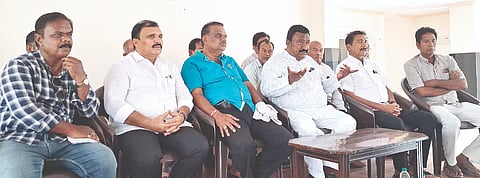 ಗಂಗಾವತಿ ಸರ್ವೇಶ ಸಭಾಂಗಣದಲ್ಲಿ ಹಮ್ಮಿಕೊಂಡಿದ್ದ ಕಾಂಗ್ರೆಸ್ ಬೆಂಬಲಿಗರ ಸಭೆಯಲ್ಲಿ ಮಾಜಿ ಎಂಎಲ್ಸಿ ಹಾಗೂ ಕೆಪಿಸಿಸಿ ಪ್ರಧಾನ ಕಾರ್ಯದರ್ಶಿ ಎಚ್.ಆರ್.ಶ್ರೀನಾಥ ಮಂಗಳವಾರ ಮಾತನಾಡಿದರು. ಪ್ರಮುಖರಾದ ರಾಜಶೇಖರ್ ಮುಷ್ಟೂರು, ಸುರೇಶ ಗೌರಪ್ಪ, ಗೌಳಿ ರಮೇಶ, ಅಯೂಬ್‌ಖಾನ್ ಇತರರಿದ್ದರು.