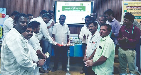 ಗಂಗಾವತಿ ಕೆವಿಕೆ ಸಭಾಂಗಣದಲ್ಲಿ ಹಮ್ಮಿಕೊಂಡಿದ್ದ ಮಣ್ಣಿನ ಆರೋಗ್ಯ ಮತ್ತು ರಸಗೊಬ್ಬರಗಳ ವೈಜ್ಞಾನಿಕ ಬಳಕೆ ಕುರಿತ ತರಬೇತಿ ಕಾರ್ಯಾಗಾರವನ್ನು ಕೃಷಿ ಮಹಾವಿದ್ಯಾಲಯ ವಿಶೇಷಾಧಿಕಾರಿ ಡಾ.ಎಸ್.ಟಿ. ಯಂಜೇರಪ್ಪ ಮಂಗಳವಾರ ಉದ್ಘಾಟಿಸಿದರು. ಸಹಾಯಕ ಕೃಷಿ ನಿರ್ದೇಶಕ ಶಿವಶೇಖರ್ ಪಾಟೀಲ್, ಕೃಷಿಕ ಸಮಾಜದ ತಾಲೂಕಾಧ್ಯಕ್ಷ ಚನ್ನಪ್ಪ ಮಳಗಿ ಇತರರಿದ್ದರು.