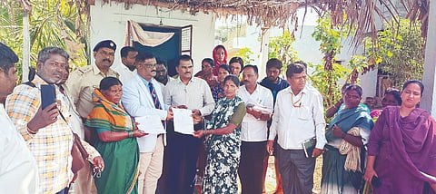 ಗಂಗಾವತಿ ತಾಲೂಕಿನ ಚಿಕ್ಕಜಂತಕಲ್ ಗ್ರಾಮಕ್ಕೆ ಕೊಪ್ಪಳದ ಹಿರಿಯ ಶ್ರೇಣಿ ನ್ಯಾಯಾಧೀಶ ಮತ್ತು ಜಿಲ್ಲಾ ಕಾನೂನು ಸೇವೆಗಳ ಪ್ರಾಧಿಕಾರ ಸದಸ್ಯ ಕಾರ್ಯದರ್ಶಿ ಮಹಾಂತೇಶ ದರಗದ್ ಭೇಟಿ ನೀಡಿ, ಗ್ರಾಮಸ್ಥರಿಗೆ ವೈಯಕ್ತಿಕ ಶೌಚಗೃಹ ನಿರ್ಮಾಣದ ಅನುಮತಿ ಪತ್ರವನ್ನು ಸೋಮವಾರ ವಿತರಿಸಿದರು. ತಾಪಂ ಇಒ ರಾಮರೆಡ್ಡಿ ಪಾಟೀಲ್, ಪಿಡಿಒ ರವೀಂದ್ರ ಇತರರಿದ್ದರು.
