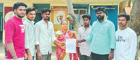 ಎಸ್ಸೆಸ್ಸೆಲ್ಸಿ 2ನೇ ಪರೀಕ್ಷೆ ಬರೆಯಲು ವಿದ್ಯಾರ್ಥಿಗೆ ಅವಕಾಶ ನೀಡದ ತಾಲೂಕಿನ ಕನಕಗಿರಿ ಕೆಪಿಎಸ್‌ಸಿ ಶಾಲೆ ಮುಖ್ಯಶಿಕ್ಷಕ ಮತ್ತು ಸಿಬ್ಬಂದಿ ವಿರುದ್ಧ ಕ್ರಮಕ್ಕೆ ಒತ್ತಾಯಿಸಿ ಎಸ್‌ಎ್ಐ ಜಿಲ್ಲಾ ಸಮಿತಿ ಸದಸ್ಯರು ಗಂಗಾವತಿ ತಾಲೂಕು ದೈಹಿಕ ಶಿಕ್ಷಣ ಪರಿವೀಕ್ಷಕಿ ಎಂ.ಸರಸ್ವತಿ ಜೂಡಿಗೆ ಮನವಿ ಸಲ್ಲಿಸಿದರು. ಜಿಲ್ಲಾಧ್ಯಕ್ಷ ಶಿವಕುಮಾರ ಈಚನಾಳ್, ಪದಾಧಿಕಾರಿಗಳಾದ ನಾಗರಾಜ್, ಶರಣಬಸವ, ಕಾರ್ತೀಕ ಇತರರಿದ್ದರು.