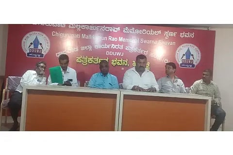 ಹುಬ್ಬಳ್ಳಿ ತಾಲೂಕಿನ ಉಣಕಲ್ಲ ಗ್ರಾಮದ ಶ್ರೀ ಕಲ್ಮೇಶ್ವರ ದೇವಸ್ಥಾನದಲ್ಲಿ ನ. 24ರಂದು ಸಂಜೆ 6.30ಕ್ಕೆ ಕಾರ್ತಿಕ ದೀಪೋತ್ಸವ ಆಯೋಜಿಸಲಾಗಿದೆ ಎಂದು ದೇವಸ್ಥಾನ ಆಡಳಿತ ಮಂಡಳಿ ಅಧ್ಯಕ್ಷ ರಾಮಣ್ಣ ಕೊಕಾಟೆ ಹೇಳಿದರು.