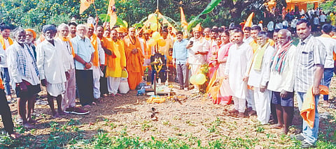 ಹಳಿಯಾಳ ತಾಲೂಕಿನ ಬೆಳವಟಗಿ ಗ್ರಾಮದಲ್ಲಿ ಪ್ರತಿಷ್ಠಾಪನೆಗೊಳ್ಳಲಿರುವ ಛತ್ರಪತಿ ಶಿವಾಜಿ ಮಹಾರಾಜರ ಬೃಹತ್ ಕಂಚಿನ ಮೂರ್ತಿ ನಿರ್ಮಾಣ ಕಾಮಗಾರಿಗೆ ಶ್ರೀಮಂಜುನಾಥ ಭಾರತೀ ಸ್ವಾಮೀಜಿ, ಸುಬ್ರಹ್ಮಣ್ಯ ಸ್ವಾಮೀಜಿ, ರಾಜಾರಾಮ ಪಾಟೀಲ್ ಚಾಲನೆ ನೀಡಿದರು.