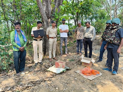 ಹಳಿಯಾಳ ತಾಲೂಕಿನ ತೆಗ್ನಳ್ಳಿ ಕ್ರಾಸ್ ಸಮೀಪ ಅಕ್ರಮವಾಗಿ ಸಾಗಿಸಲಾಗುತ್ತಿದ್ದ ಜಿಲೆಟಿನ್ ಸ್ಫೋಟಕಗಳು (EXPLOSIVE) ಮತ್ತು ಡೆಟೋನೇಟರ್‌ಗಳನ್ನು ಪೊಲೀಸರು ಹಾಗೂ ಬಾಂಬ್ ನಿಷ್ಕ್ರಿಯ ದಳದ ಅಧಿಕಾರಿಗಳು ಪರಿಶೀಲಿಸಿ, ಆರೋಪಿಯನ್ನು ವಶಕ್ಕೆ ಪಡೆದಿರುವುದು. ತಹಸಿಲ್ದಾರ್ ಫಿರೋಜ್ ಷಾ ಸೋಮನಕಟ್ಟಿ, ಪಿಎಸ್‌ಐ ಬಸವರಾಜ್ ಮಬನೂರ್, ಬಾಂಬ್ ನಿಷ್ಕ್ರಿಯ ದಳದ ಸಿಬ್ಬಂದಿ ಇದ್ದರು.