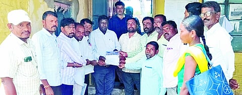 ಅಂಗವಿಕಲರ ಪಿಂಚಣಿ ಬಿಡುಗಡೆ ಸೇರಿ ವಿವಿಧ ಬೇಡಿಕೆ ಈಡೇರಿಸಬೇಕೆಂದು ಆಗ್ರಹಿಸಿ ಹುಣಸಗಿಯಲ್ಲಿ ಶುಕ್ರವಾರ ರಾಜ್ಯ ಅಂಗವಿಕಲರ ಹಕ್ಕುಗಳ ಒಕ್ಕೂಟದಿಂದ ತಹಸೀಲ್ದಾರ್​ಗೆ ಮನವಿ ಸಲ್ಲಿಸಲಾಯಿತು. ನಿಂಗಪ್ಪ ಕಟ್ಟಿಮನಿ, ಸಂಗನಗೌಡ ಧನರೆಡ್ಡಿ, ಸಾಹೇಬಗೌಡ ಬಿರಾದಾರ ಇತರರಿದ್ದರು.