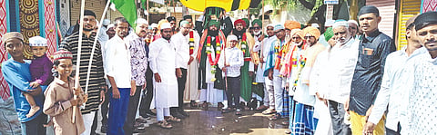 ಹುಣಸಗಿಯ ಸೂಫಿ ಸಂತ ಹಜರತ್​ ಸೈಯ್ಯದ್​ ಶಹಾ ಹಬೀಬುಲ್ಲಾ ಖಾದರಿ ಅವರ ಉರುಸ್​ನಲ್ಲಿ ಹಜರತ್​ ಸೈಯ್ಯದ್​ ಶಹಾ ಸುಲ್ತಾನ್​ ಅಹ್ಮದ್​ ಖಾದ್ರಿ ಕಣಕಲ್​, ಜಾಯೆ ನಶೀನ್​ ಸೈಯ್ಯದ್​ ಅಬ್ದುಲ್​ ಖಾದರ್​, ಸೈಯ್ಯದ್​ ಬಂದೆ ಅಲಿ ಮೊಯೊನುದ್ದೀನ್​ ಖಾದ್ರಿ, ದಸ್ತಗಿರ್​ ಶಾನಿ ಇತರರಿದ್ದರು.