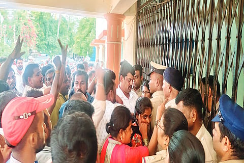 ಮರಡಿಹಳ್ಳಿ ಗ್ರಾಮದಲ್ಲಿ ವಿದ್ಯುತ್ ಪ್ರವಹಿಸಿ ಮೃತಪಟ್ಟ ವ್ಯಕ್ತಿ ಸೂಕ್ತ ಪರಿಹಾರ ಕಲ್ಪಿಸಬೇಕು ಎಂದು ಒತ್ತಾಯಿಸಿ ಗ್ರಾಮಸ್ಥರು ಮೆಸ್ಕಾಂ ವಿಭಾಗೀಯ ಕಚೇರಿ ಎದುರು ಪ್ರತಿಭಟನೆ ನಡೆಸಿದರು.