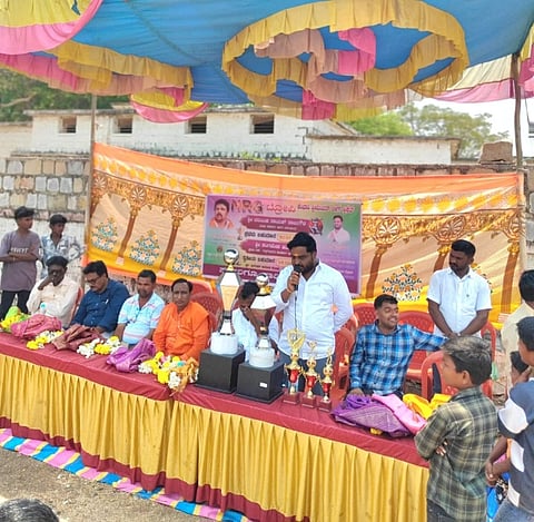 ಕೆಂಭಾವಿ ಪಟ್ಟಣದ ಹಿಲ್​ಟಾಪ್​ ಕಾಲನಿ ಆಟದ ಮೈದಾನದಲ್ಲಿ ಶನಿವಾರ ಏರ್ಪಡಿಸಿದ್ದ ಎನ್​ಆರ್​ಜಿ ಟ್ರೋಫಿ ಕ್ರಿಕೆಟ ಪಂದ್ಯಾವಳಿಯಲ್ಲಿ ಕೃಷ್ಣ ಮುದನೂರ ಮಾತನಾಡಿದರು. ಶ್ರೀ ಚನ್ನಬಸವ ಶಿವಾಚಾರ್ಯ, ಮಹಿಪಾಲರೆಡ್ಡಿ ಡಿಗ್ಗಾವಿ, ವೆಂಕೋಬ ದೊರೆ, ಪರಶುರಾಮ ಇತರರಿದ್ದರು.