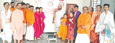 ಕೆಂಭಾವಿಯ ಉತ್ತರಾದಿ ಮಠದಲ್ಲಿ ಸೋಮವಾರದಿಂದ ಆರಂಭವಾದ ಅಧಿಕ ಮಾಸದ ವಿಶೇಷ ಧಾರ್ಮಿಕ ಶಿಬಿರದಲ್ಲಿ ಮಣ್ಣೂರ ವೇದೇಶ ಸಂಸತ ವಿದ್ಯಾಪಿಠದ ಉಪ ಕುಲಪತಿ ಪಂ.ಸರ್ವೇಶಾಚಾರ್ಯ ಅಕಮಂಚಿ ಜತೆ ಶಿಬಿರಾರ್ಥಿಗಳು. 