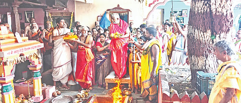ಕೆಂಭಾವಿ ಸಮೀಪ ಕೂಡಲಗಿ ಗ್ರಾಮದ ಶ್ರೀ ಶಾಂತಾನಂದ ಸರಸ್ವತಿ ಸ್ವಾಮಿ ಬಾಬಾ ಮಹಾರಾಜರ ಮಠದಲ್ಲಿ ಅಧಿಕಮಾಸದ ನಿಮಿತ್ತ ಭಾನುವಾರ ಲೋಕ ಕಲ್ಯಾಣಾರ್ಥವಾಗಿ ರುದ್ರ ಸ್ವಾಹಾಕಾರ ಪವಮಾನ ಹೋಮದ ಪೂರ್ಣಾಹುತಿ ನೆರವೇರಿತು. ಶ್ರೀ ಉಮಾಕಾಂತ ಸಿದ್ಧರಾಜ ಮಹಾರಾಜ, ಶಿವಸ್ವಾಮಿ ಶಾಸಿ, ಮೃತ್ಯುಂಜಯ ಮಹಾರಾಜ, ಗಜಾನನ ಮಹಾರಾಜ, ಬ್ರಹ್ಮಾನಂದ ಭಟ್​ ಇದ್ದರು.