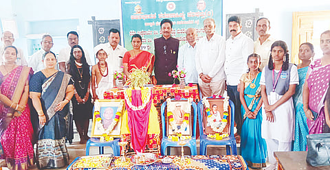 ಪಟ್ಟಣದ ಶ್ರೀ ರಾಜರಾಜೇಶ್ವರಿ ಆಂಗ್ಲ ಮಾಧ್ಯಮ ಶಾಲೆಯಲ್ಲಿ ಶನಿವಾರ ಶಾಲಾ-ಕಾಲೇಜು ವಿದ್ಯಾರ್ಥಿಗಳಿಗೆ ವಚನ ಗಾಯನ, ಪ್ರಬಂಧ ಸ್ಪರ್ಧೆ ಆಯೋಜಿಸಲಾಗಿತ್ತು. ಎಂ.ಮಂಜುಳಾ, ಎಸ್. ನಾಗರಾಜು ಕೊಂಗರಹಳ್ಳಿ, ಡಾ.ಪರಮೇಶ್ವರ್, ಶಿವಕುಮಾರ ಸ್ವಾಮಿ, ಶಾಂತ ಮೂರ್ತಿ, ಶಿವಸ್ವಾಮಿ ಪ್ರಕಾಶ್, ರಾಜು, ರಾಮಯ್ಯ ಇತರರು ಇದ್ದರು.