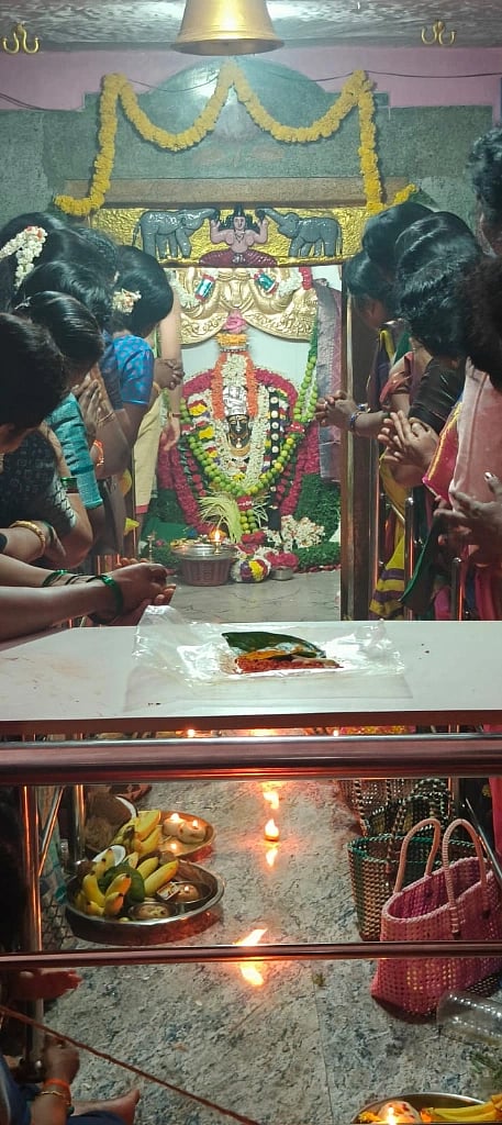 ಶ್ರೀ ಹುಚ್ಚಾಲಮ್ಮ ದೇವಾಲಯದಲ್ಲಿ ಮಂಗಳವಾರ 26ನೇ ವರ್ಷದ ವಾರ್ಷಿಕೋತ್ಸವದ ಪ್ರಯುಕ್ತ ಭಕ್ತರು ದೇವಿಯ ದರ್ಶನ ಪಡೆದರು.  