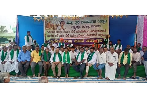 ಗೋವಿನಜೋಳ ಬೆಂಬಲ ಬೆಲೆ ಖರೀದಿ ಕೇಂದ್ರ ಪ್ರಾರಂಭಿಸುವಂತೆ ಒತ್ತಾಯಿಸಿ ಲಕ್ಷ್ಮೇಶ್ವರದಲ್ಲಿ ನಡೆದಿರುವ ರೈತರ ಅಹೋರಾತ್ರಿ ಉಪವಾಸ ಸತ್ಯಾಗ್ರಹ ಸ್ಥಳಕ್ಕೆ ಶಿರಹಟ್ಟಿ ಸಂಸ್ಥಾನಮಠದ ಜ. ಶ್ರೀ ಫಕೀರ ದಿಂಗಾಲೇಶ್ವರ ಸ್ವಾಮೀಜಿ ಭೆಟಿ ನೀಡಿ ಬೆಂಬಲ ಸೂಚಿಸಿದರು. 