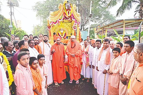 ಮಳವಳ್ಳಿ ಪಟ್ಟಣದ ಸಿದ್ದಾರ್ಥ ಬಡಾವಣೆಯಲ್ಲಿ ಶುಕ್ರವಾರ ನಡೆದ ಭಾವೈಕ್ಯತ ಮೆರವಣಿಗೆಯಲ್ಲಿ ಶ್ರೀಶಿವರಾತ್ರಿದೇಶಿಕೇಂದ್ರ ಸ್ವಾಮೀಜಿಗೆ ಬಡಾವಣೆ ನಿವಾಸಿಗಳು ಗೌರವ ಸಲ್ಲಿಸಿದರು. 