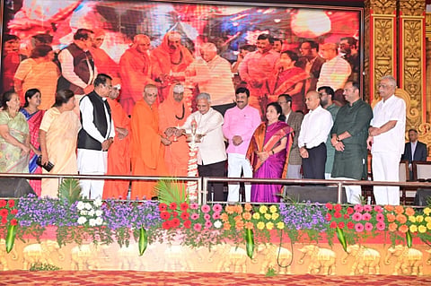 ಶಿವರಾತ್ರೀಶ್ವರ ಜಯಂತ್ಯುತ್ಸವ ಕಾರ್ಯಕ್ರಮವನ್ನು ಬಿ.ಎಸ್.ಪಾಟೀಲ್ ಉದ್ಘಾಟಿಸಿದರು. ಶ್ರೀ ಮುಮ್ಮಡಿ ನಿರ್ವಾಣ ಸ್ವಾಮೀಜಿ, ಶ್ರೀ ಶಿವರಾತ್ರಿ ದೇಶಿಕೇಂದ್ರ ಸ್ವಾಮೀಜಿ, ಶ್ರೀ ಡಾ.ನಿರ್ಮಲಾನಂದನಾಥ ಸ್ವಾಮೀಜಿ, ಪಿ.ಎಂ.ನರೇಂದ್ರಸ್ವಾಮಿ, ಡಾ.ಕೆ.ಅನ್ನದಾನಿ ಇತರರಿದ್ದರು.