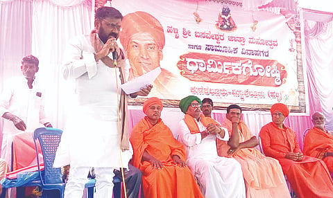 ಹಳ್ಳಿ ಬಸವೇಶ್ವರ ಜಾತ್ರೋತ್ಸವದಲ್ಲಿ 17 ಜೋಡಿಗಳ ಸಾಮೂಹಿಕ ವಿವಾಹ ಜರುಗಿತು. ಶಾಸಕ ಆರ್.ಬಸನಗೌಡ ತುರ್ವಿಹಾಳ, ಸಂತೆಕೆಲ್ಲೂರು ಗುರುಬಸವ ಸ್ವಾಮೀಜಿ, ಮಹಾಂತಿನಮಠದ ಮಹಾಂತ ಸ್ವಾಮೀಜಿ, ಹುನಕುಂಟೆಯ ಶರಣಯ್ಯ ತಾತ ಇತರರಿದ್ದರು. 