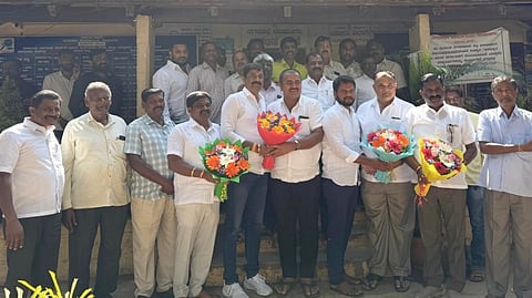 ನೆಲಮಂಗಲ ನಗರಸಭೆ ಕಚೇರಿಯಲ್ಲಿ ನಗರಸಭೆಗೆ ಸರ್ಕಾರದಿಂದ ನೂತನ ಹೆಚ್ಚುವರಿ ಸದಸ್ಯರಾಗಿ ನೇಮಕಗೊಂಡಿರುವ ನಾಲ್ಕು ಸದಸ್ಯರನ್ನು ನಗರಸಭೆ ಅಧ್ಯಕ್ಷ ಎನ್​.ಗಣೇಶ್​ ನೇತೃತ್ವದಲ್ಲಿ ಅಭಿನಂದಿಸಲಾಯಿತು.  ಉಪಾಧ್ಯಕ್ಷ ಆನಂದ್​, ಪೌರಾಯುಕ್ತ ಗಂಗಾಧರ್​, ಗ್ರಾಪಂ ಮಾಜಿ ಸದಸ್ಯ ಕೆಂಪರಾಜು, ಮುಖಂಡ ಕೆ.ಕೃಷ್ಣಪ್ಪ, ಬೈಲಮೂರ್ತಿ, ನರಸಿಂಹಮೂರ್ತಿ, ರವೀಂದ್ರ, ಮೂರ್ತಿ, ರಾಜಣ್ಣ ಇದ್ದರು. 