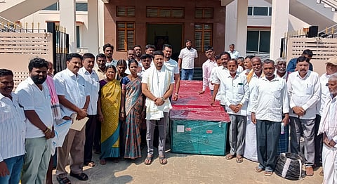 ನಂಜನಗೂಡು ತಾಲೂಕು ವಾಲ್ಮೀಕಿ ಭವನದಲ್ಲಿ ಗಂಗಾ ಕಲ್ಯಾಣ ಫಲಾನುಭವಿಗಳಿಗೆ ಶಾಸಕ ದರ್ಶನ್ ಧ್ರುವನಾರಾಯಣ್   ಪರಿಕರಗಳನ್ನು ವಿತರಿಸಿದರು. ಕೆ ಮಾರುತಿ, ದೊರೆಸ್ವಾಮಿ ನಾಯಕ ಸೇರಿದಂತೆ ಇತರರಿದ್ದರು.