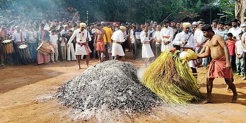 ನಾಪೋಕ್ಲು ಸಮೀಪದ ಇತಿಹಾಸ ಪ್ರಸಿದ್ಧ  ಬೇತು ಗ್ರಾಮದ ಮಕ್ಕಿ ಶ್ರೀ ಶಾಸ್ತವು ಶ್ರೀ ವಿಷ್ಣು ಮೂರ್ತಿ ಮೇಲೇರಿ (ಚೌಂಡಿ ಅಗ್ನಿ ಪ್ರವೇಶ) ಸಂದರ್ಭದಲ್ಲಿ ದೇವರಿಗೆ ಹರಕೆ ಸಮರ್ಪಣೆ ಮಾಡುತ್ತಿರುವ ಭಕ್ತರು. 