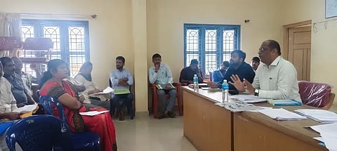 ಎನ್.ಆರ್.ಪುರ ಪಪಂಯಲ್ಲಿ ಮುಖ್ಯ ರಸ್ತೆ ಅಗಲೀಕರಣ ವ್ಯಾಪ್ತಿಗೆ ಬರುವ ಖಾತೆದಾರರ ಸಭೆ ನಡೆಯಿತು. ಎಸಿ ನಟೇಶ್, ಇಂಜಿನಿಯರ್ ದಿನೇಶ್ ಇತರರಿದ್ದರು. 