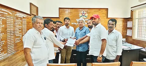 ಎನ್.ಆರ್.ಪುರ ತಾಲೂಕಿನ ಭದ್ರಾ ಮುಳುಗಡೆ ಸಂತ್ರಸ್ತರು ಕೊಪ್ಪ ಉಪವಲಯ ಅರಣ್ಯಾಧಿಕಾರಿ ಇ.ಶಿವಶಂಕರ್‌ಗೆ ಮನವಿ ಸಲ್ಲಿಸಿದರು. ಡಾ. ಕೆ.ಪಿ.ಅಂಶುಮಂತ್, ಡಿ.ಜಯರಾಮ್, ಗವಿಯಪ್ಪ, ಚಂದ್ರ, ರಮೇಶ, ಬಾಬು ಇತರರಿದ್ದರು.