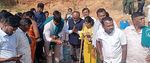 ಪಾಂಡವಪುರ ತಾಲೂಕಿನ ಕನಗನಹಳ್ಳಿಯಲ್ಲಿ ಸೋಲಾರ್ ಪ್ಲಾಂಟ್ ನಿರ್ಮಾಣಕ್ಕೆ ಶಾಸಕ ದರ್ಶನ್ ಪುಟ್ಟಣ್ಣಯ್ಯ ಭೂಮಿ ಪೂಜೆ ನೆರವೇರಿಸಿದರು. ಬಸವರಡ್ಡಪ್ಪ ರೋಣದ ಇತರರು ಇದ್ದರು.