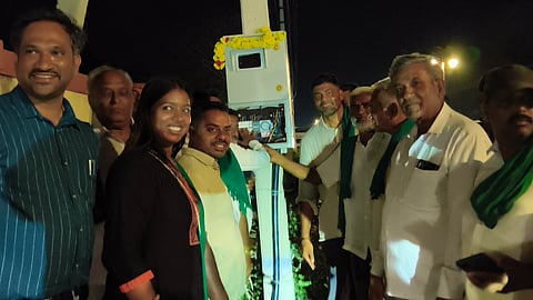 ಪಾಂಡವಪುರ ಬಸ್ ನಿಲ್ದಾಣದಿಂದ ಹಾರೋಹಳ್ಳಿ ಕೆಎಚ್‌ಬಿ ಕಾಲನಿವರೆಗೆ ಅಳವಡಿಸಿರುವ ವಿದ್ಯುತ್ ಬೀದಿ ದೀಪಗಳನ್ನು ಶಾಸಕ ದರ್ಶನ್ ಪುಟ್ಟಣ್ಣಯ್ಯ ಉದ್ಘಾಟಿಸಿದರು.