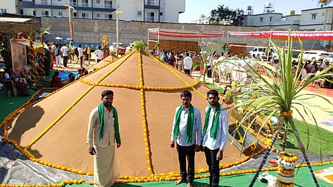 ಆನೇಕಲ್ Ragi ತಾಲೂಕಿನ ಮುಗಳೂರು ಗ್ರಾಪಂ ವ್ಯಾಪ್ತಿಯ ತಿಂಡ್ಲು ಗ್ರಾಮದ ನಿವಾಸಿ ಟಿ.ವಿ. ಶ್ರೀನಿವಾಸಯ್ಯ ಕುಟುಂಬದ ಸದಸ್ಯರು ಬೆಳೆದ ರಾಗಿಯ ರಾಶಿಪೂಜೆ ನೆರವೇರಿಸಲಾಯಿತು.