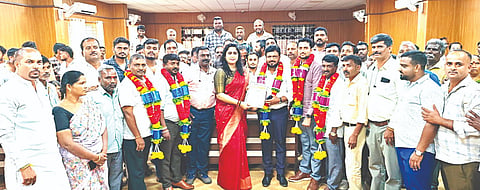 ತಿ.ನರಸೀಪುರ ಪುರಸಭೆ ಸಭಾಂಗಣದಲ್ಲಿ ಆಯೋಜಿಸಿದ್ದ ಕರ್ನಾಟಕ ರಾಜ್ಯ ಪೌರ ಸೇವಾ ನೌಕರರ ಸೇವಾ ಸಂಘದ ಸಭೆಯಲ್ಲಿ ಮೈಸೂರು ಜಿಲ್ಲಾಧ್ಯಕ್ಷರಾಗಿ ಮುಖ್ಯಾಧಿಕಾರಿ ಸಿ.ಶ್ರೀನಿವಾಸ್ ಅವರನ್ನು ಆಯ್ಕೆ ಮಾಡಲಾಯಿತು. ಕೆ.ಡಿ.ಶೈಲಾ, ಪಳನಿಸ್ವಾಮಿ, ಮಂಜುನಾಥ್, ಎಂ.ಮಹೇಂದ್ರ, ಪೂವಯ್ಯ, ಗಣೇಶ್, ಸತೀಶ್, ಸಬೀಲ್ ಇತರರು ಇದ್ದರು.